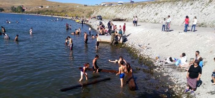 Çıldır Gölü'nde yüzme keyfi