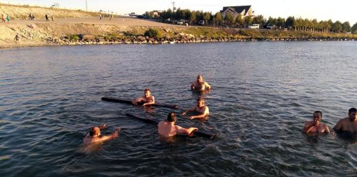Çıldır Gölü'nde yüzme keyfi