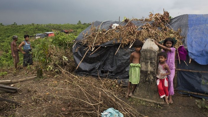 Arakan'da cesetleri yakarak yok ediyorlar