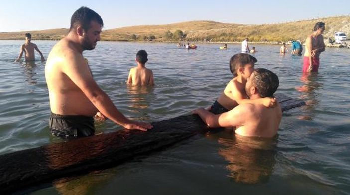 Çıldır Gölü'nde yüzme keyfi