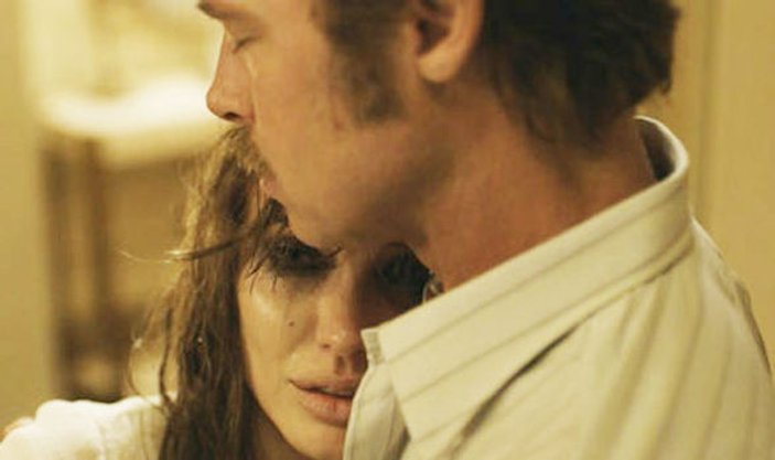 Brad Pitt ve Angelina Jolie ağlayarak kucaklaştı