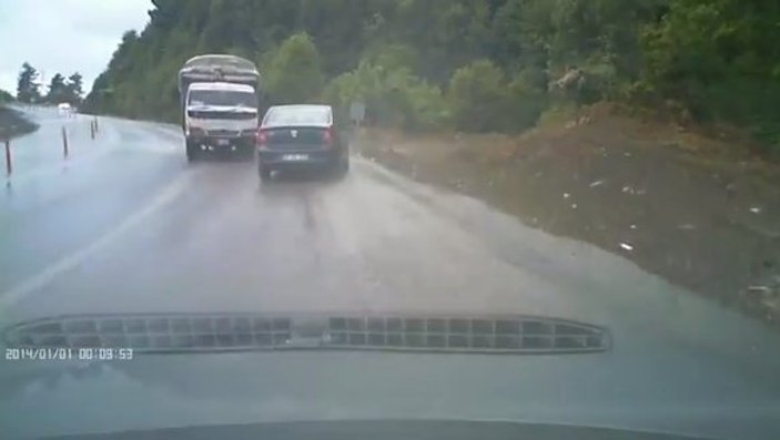 Zonguldak'ta kamyonun 3 otomobile çarptığı an kamerada