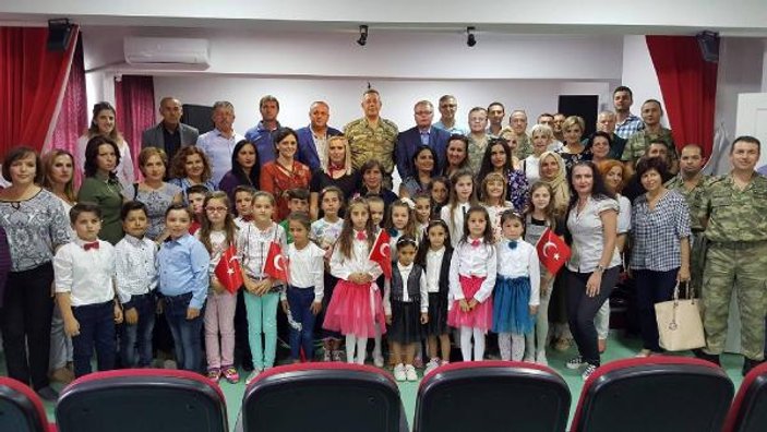 Kosova'da Mehmetçik'ten Türk okuluna destek