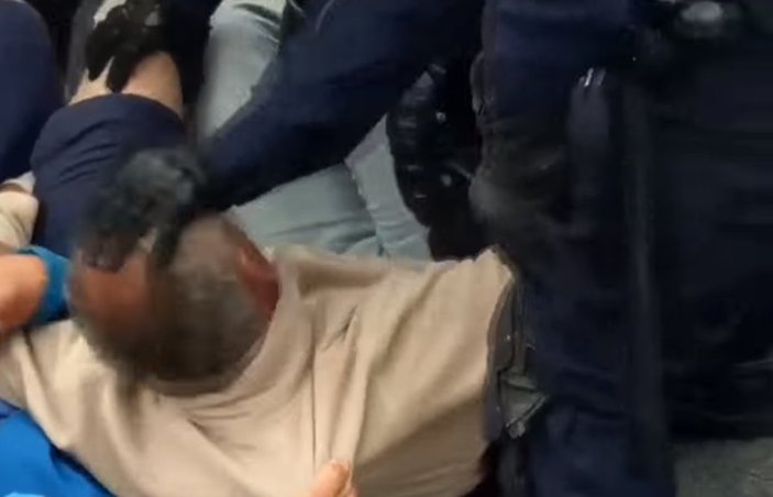 Fransa'da protestocu fabrika işçilerine polis gözaltısı