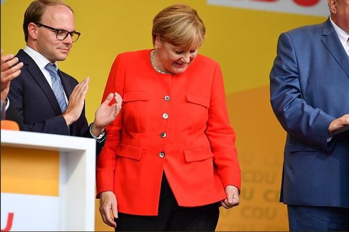 Merkel'e domates atanlar hakkında soruşturma başlatıldı