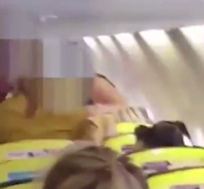 Sarhoş yolcu uçaktaki diğer yolculara saldırdı
