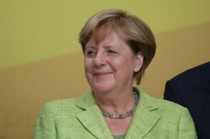 Merkel gittiği her yerde ıslıklanıyor