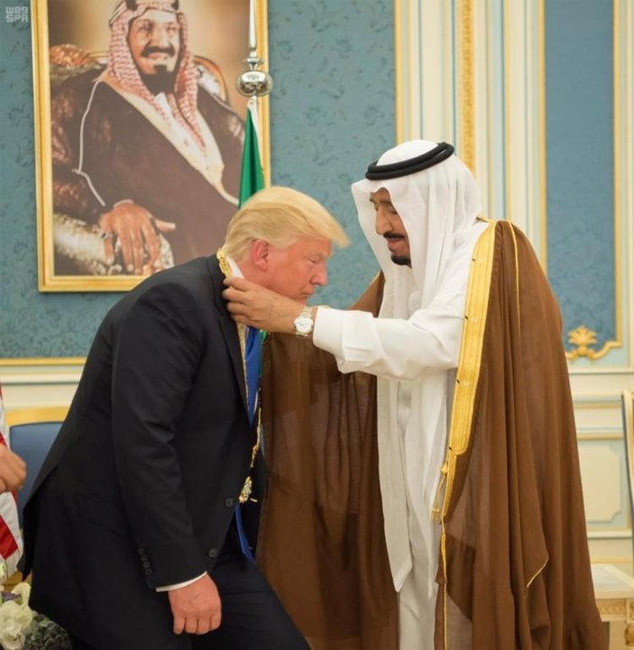 Suudi Kral, Trump'a kaplan kürkünden kaftan hediye etti