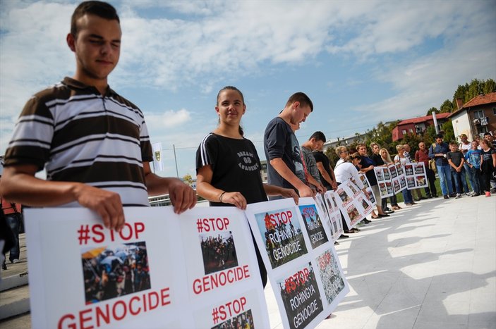 Srebrenitsa meydanında Arakan protestosu