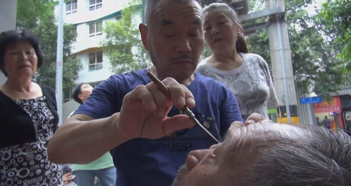 Çinli berber göz enfeksiyonlarını ustura ile temizliyor