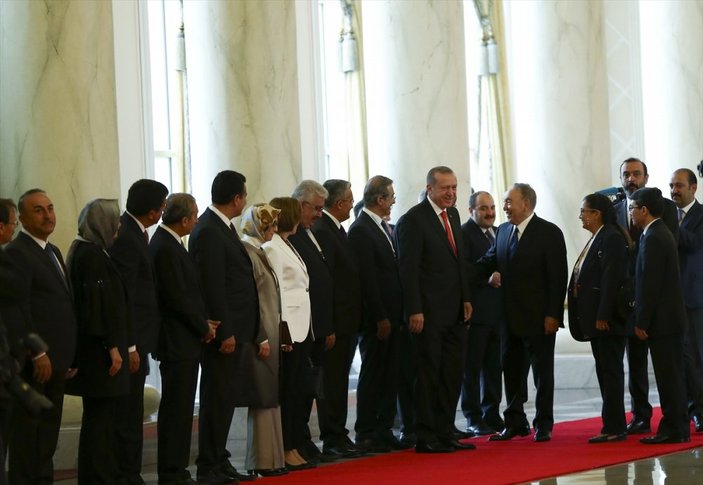 Erdoğan'ı Kazakistan'da MHP'liler de karşıladı
