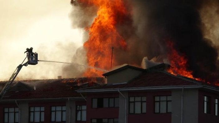 Lise ve kız yurdunun çatısı yandı