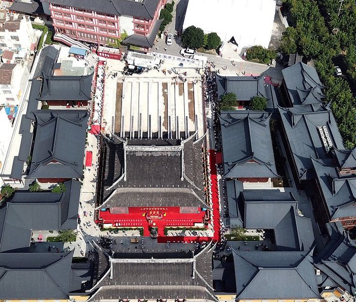 Çin'de 2000 tonluk tapınak 30 metre taşındı