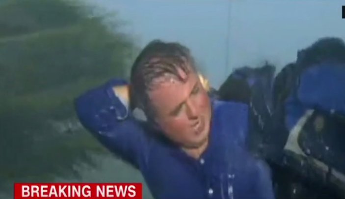 Kasırganın ortasında kalan CNN muhabirinin zor anları