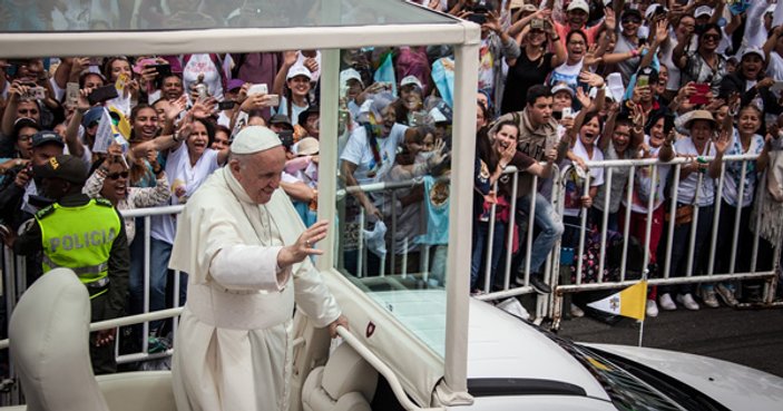 Papa, Kolombiya ziyaretinde kaza geçirdi