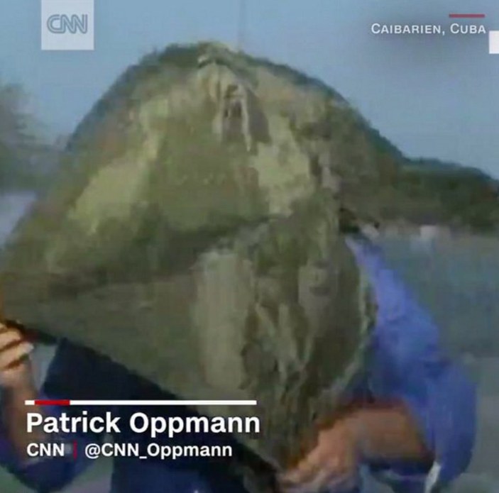 Kasırganın ortasında kalan CNN muhabirinin zor anları