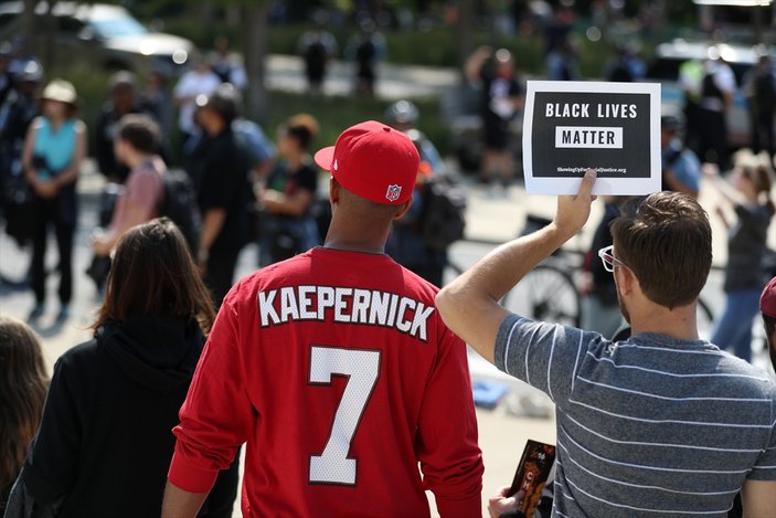 Eski NFL oyuncusu Kaepernick'e destek eylemi
