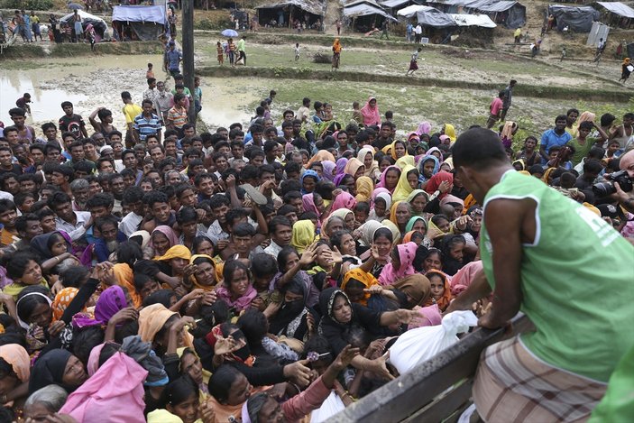 İHH Bangladeş'teki Arakanlılara yardım götürüyor