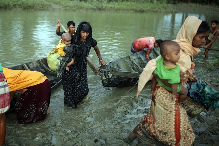 İHH Bangladeş'teki Arakanlılara yardım götürüyor