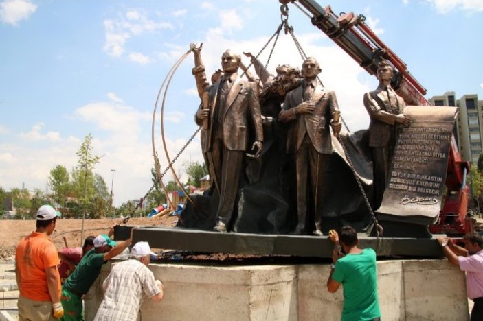 CHP'nin son heykeli Lozan