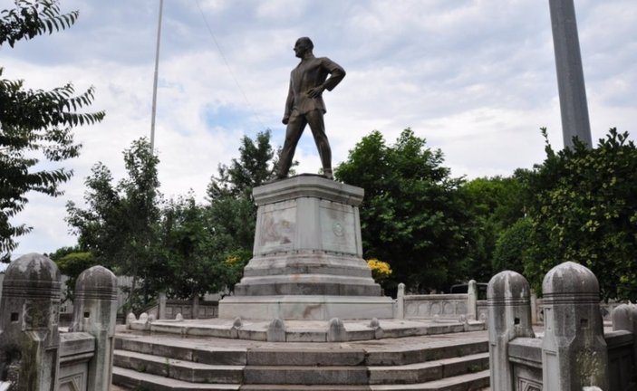 Türkiye'de yapılan ilk Atatürk heykeli