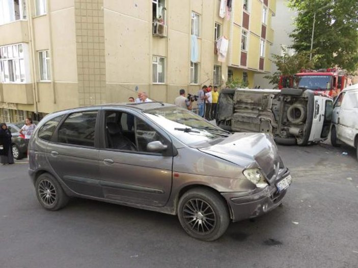 Üsküdar'da iki araca çarpan araç devrildi