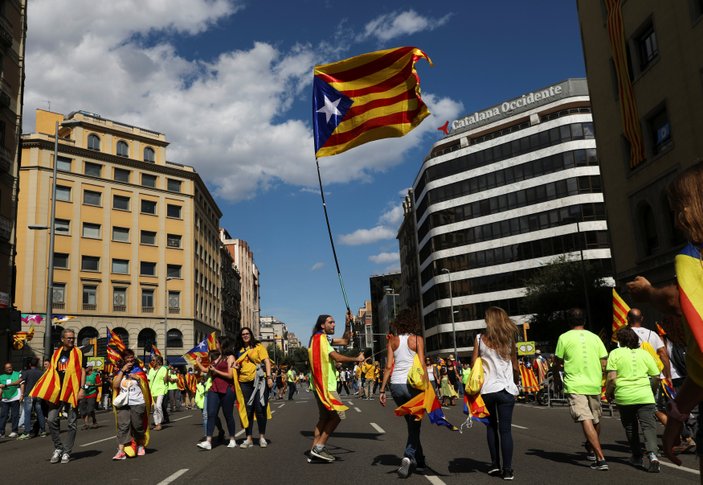 Barselona'da binlerce kişi özgürlük yürüyüşünde