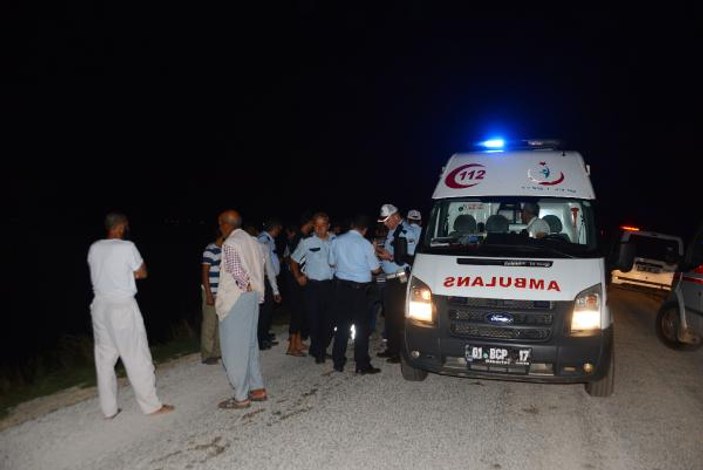 Adana'da trafik kazası anne ile oğlunu ayırdı