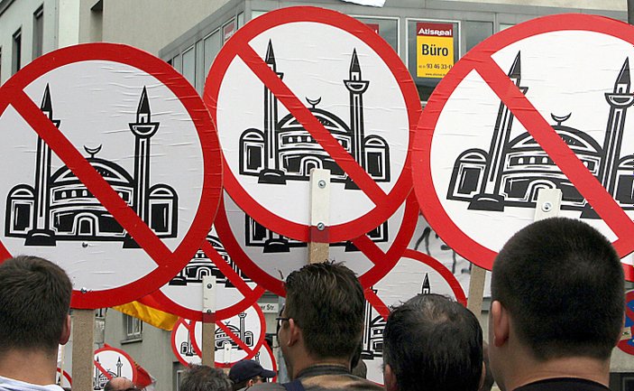 Almanya'da Türk semtine ırkçı afiş asıldı
