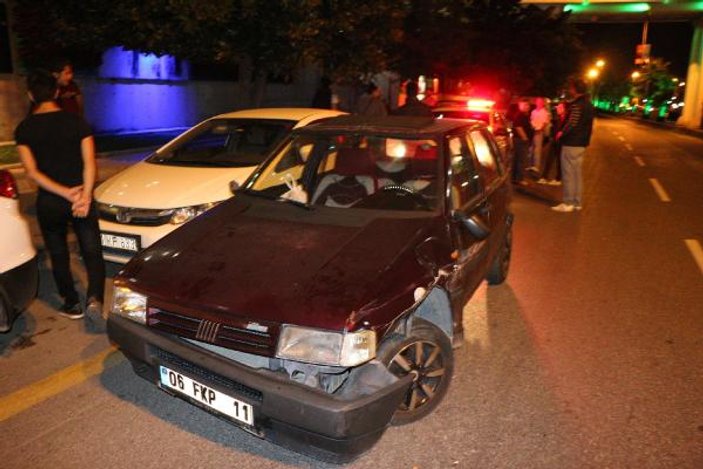 Alkollü sürücü otomobille park halindeki araçlara çarptı