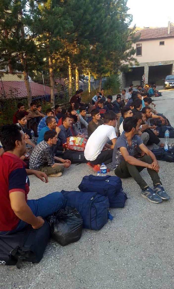 Karabük'te 45 kişilik otobüste 96 kaçak yakalandı