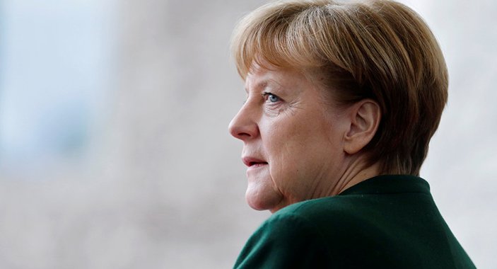 Merkel: Türkiye'yi kamuoyu önünde tartışmamalıyız