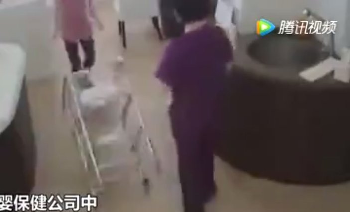 Çinli hemşire yeni doğan bebeği düşürdü