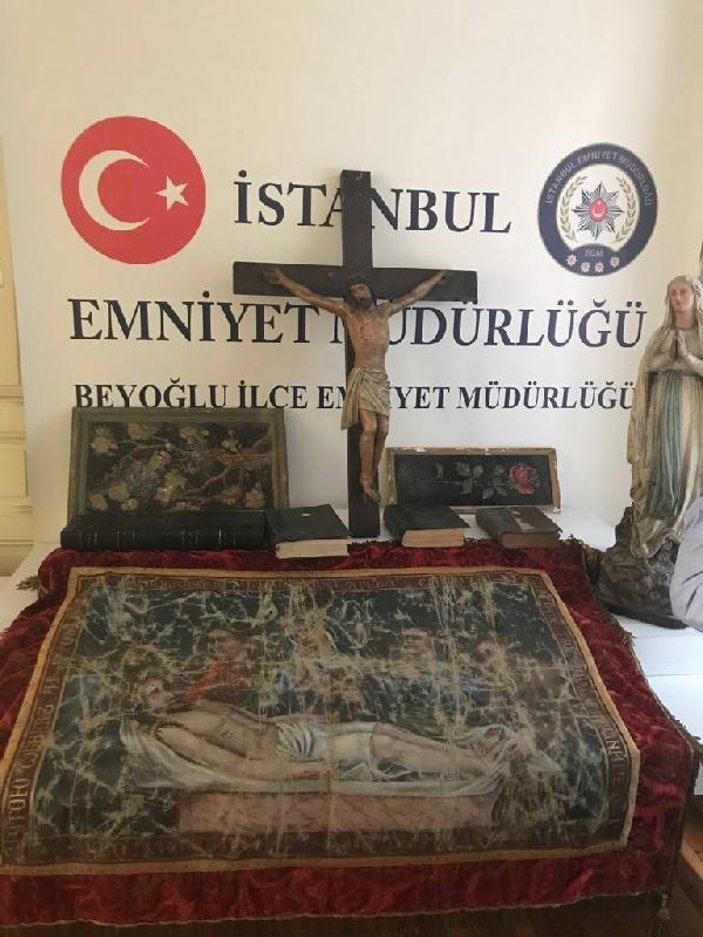 Beyoğlu'nda kiliseyi soyan hırsızlar yakalandı