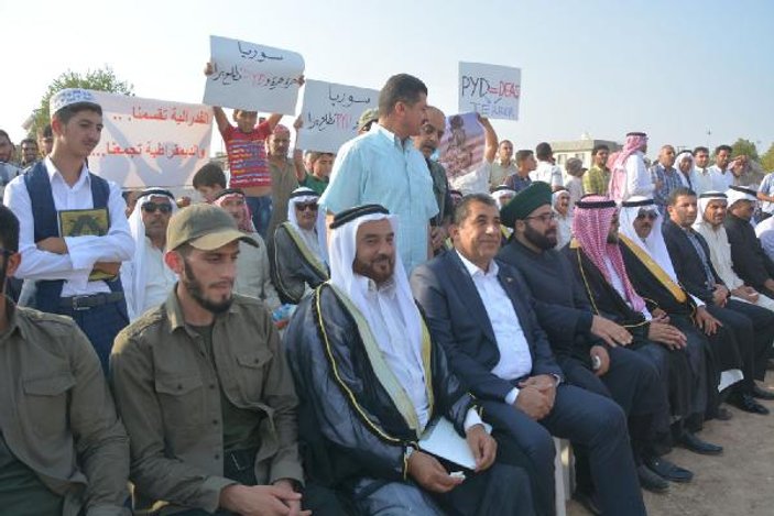 Suriyeliler, sınırda PKK'yı protesto etti