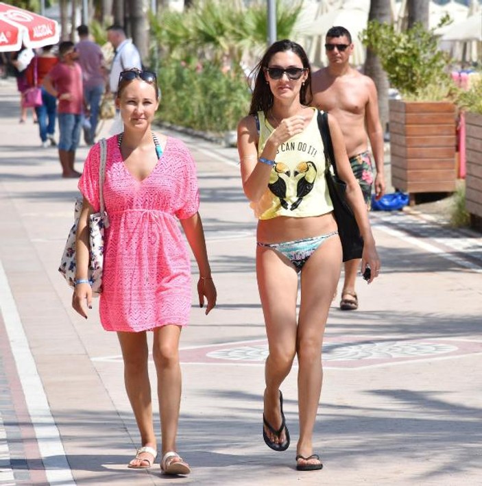 Marmaris'te turistler sahillerin keyfini çıkarıyor