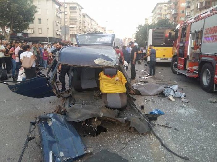Kadıköy'de otomobil ile İETT otobüsünün çarpışma anı