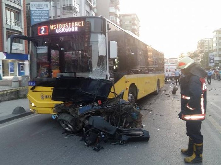 Kadıköy'de otomobil ile İETT otobüsünün çarpışma anı