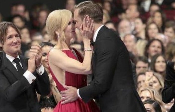 Nicole Kidman eşinin önünde rol arkadaşıyla öpüştü