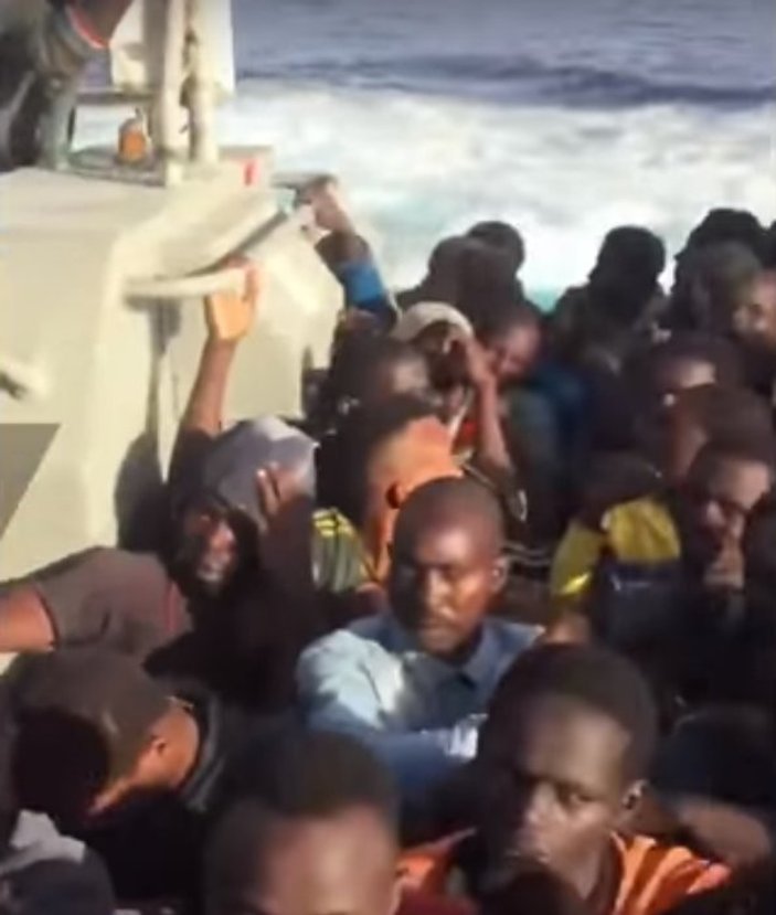 Libya'da mültecilerin botu yakıldı