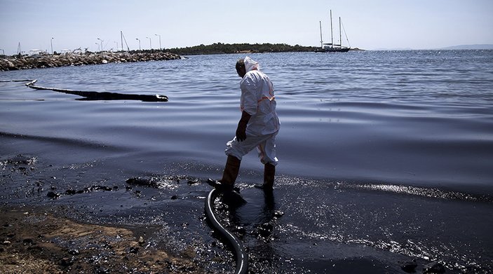 Petrolle kaplanan Yunanistan kıyıları havadan görüntülendi
