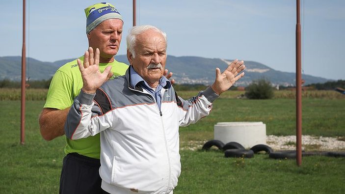 82 yaşında paraşütle atlayan Bosnalı