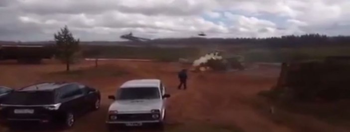 Rus helikopteri park halindeki araçları vurdu