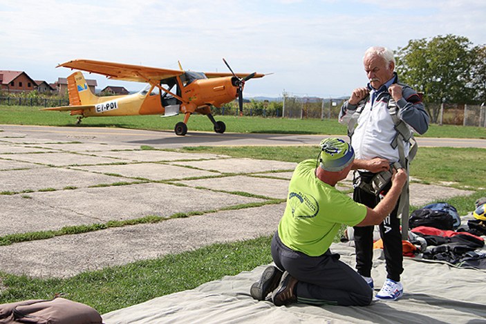 82 yaşında paraşütle atlayan Bosnalı
