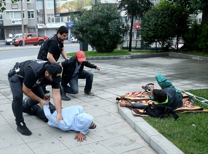 İstanbul'da okulların çevresinde denetim: 8 gözaltı