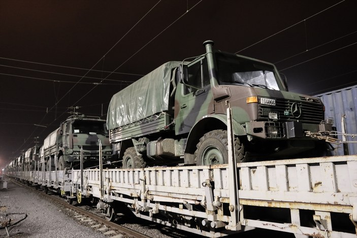 Suriye sınırına takviye askeri araç sevkiyatı