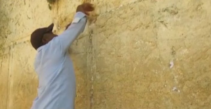 Kudüs'teki ağlama duvarı bırakılan dualardan temizleniyor