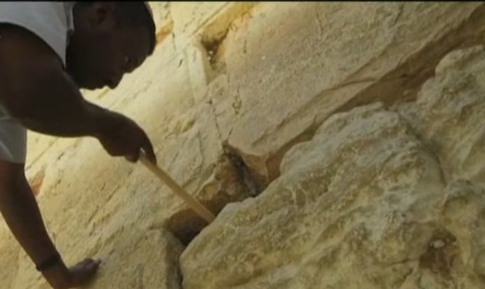 Kudüs'teki ağlama duvarı bırakılan dualardan temizleniyor