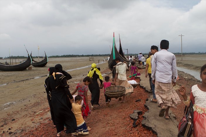Siviller Myanmar'dan Bangladeş'e deniz yoluyla kaçıyor