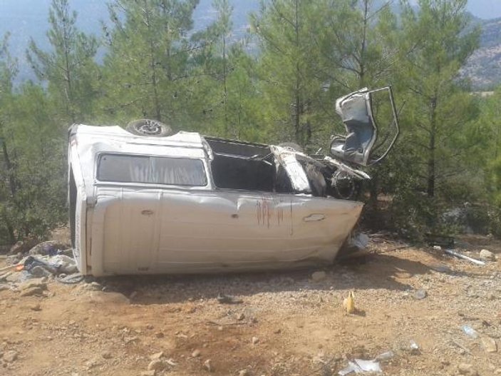 Ermenek'te minibüs uçuruma yuvarlandı: 1 ölü, 7 yaralı
